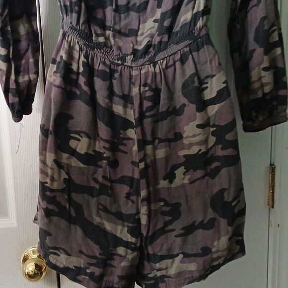 J for Justify camo off the shoulder short romper  Sz M GUC - Picture 6 of 8
